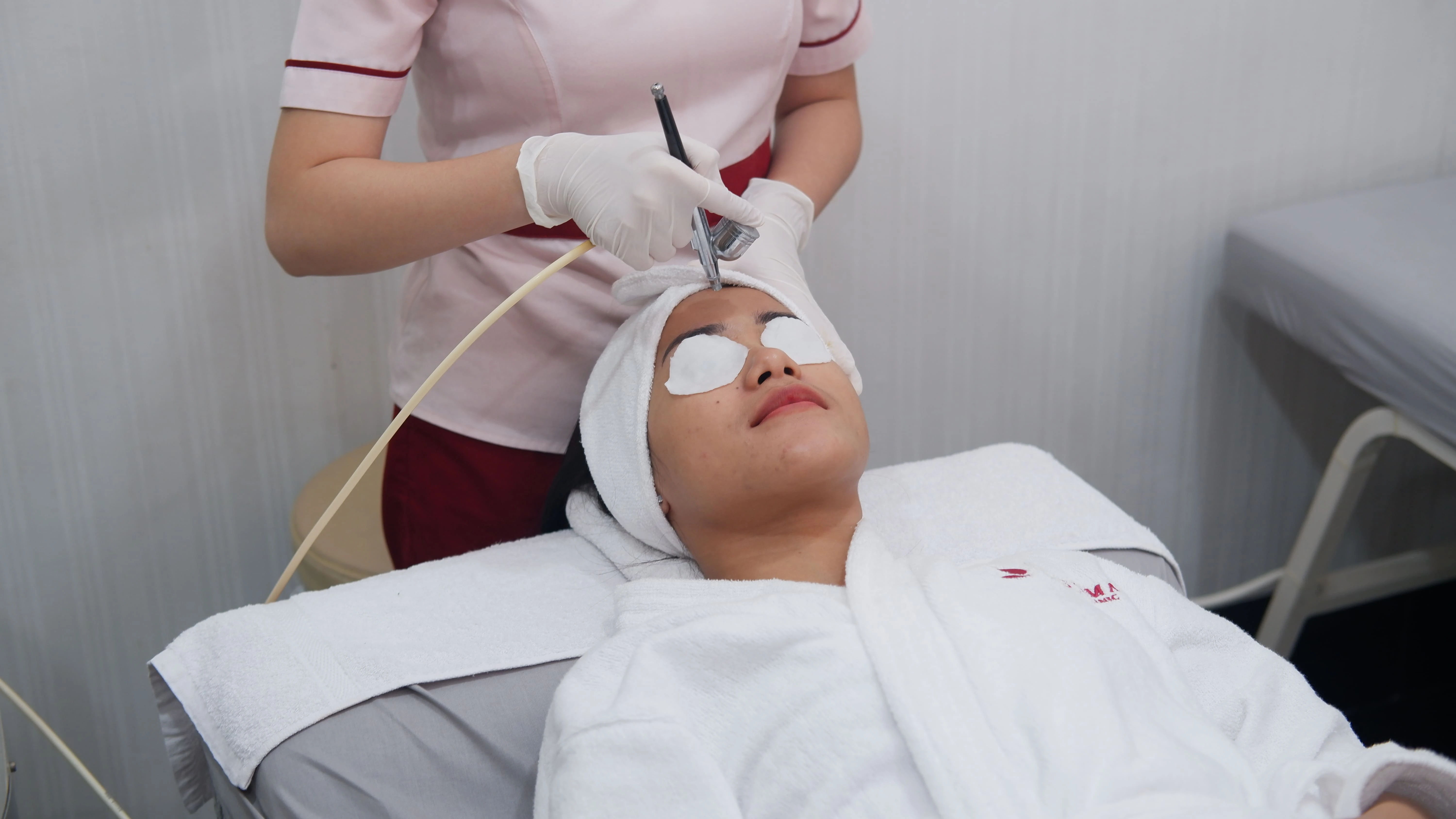 Laser Brightening untuk Wajah Kusam & Bekas Jerawat