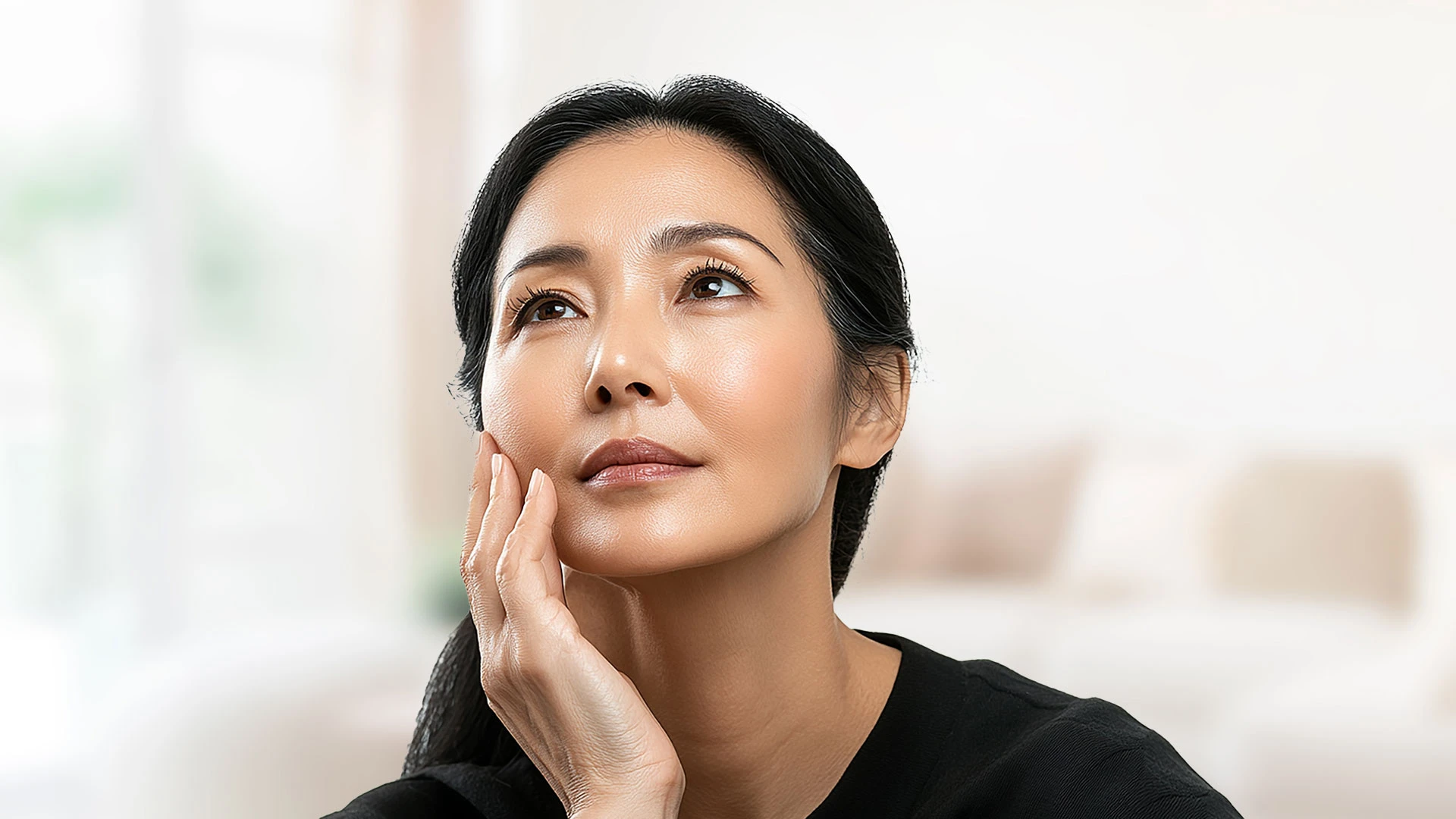 Wajah dengan kulit kencang, kenyal, dan glowing setelah perawatan skinbooster di Kusuma Beauty Clinic, menunjukkan hasil alami tanpa efek kaku atau berlebihan.